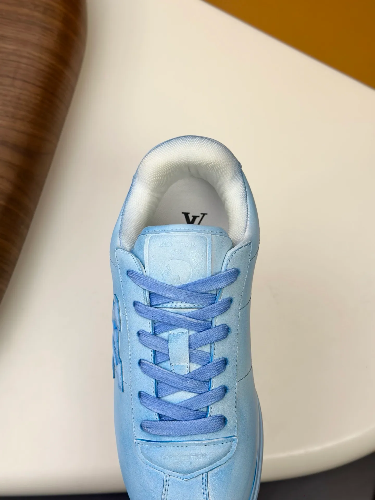 💰800💰Full package💰Top version Washed LV-Louis Vuitton-Classic catwalk new style 1:1 developed replica of the original version! ! The upper foot is very comfortable. It is made of luxurious materials, washed with fine workmanship, and the midsole is printed with English letters "Made in Europe." The upper is made of calfskin imported from Italy. The side is decorated with the brand's LOGO and signature. The latest latex foot pads and mesh lining make the foot feel super comfortable. The original two-color TPU combination outsole is specially provided by the original factory. Bag technology Goodyear stitched edges Fabric: Exclusive custom first-layer cowhide Accessories: Exclusive private model Vuitton logo, lining: Customized silk mesh lining - first-layer silk cowhide lining Outsole: TPU combination outsole wear-resistant, non-slip and anti-yellowing Foot pads: new latex pads-mesh sweat-absorbent Counter technology: fully computerized sewing machine wire drawing Toe box back cover Hot and cold shaping Full set of pull-top last with medium and low logo pattern Counter packaging - Shoelaces, certificates, cards, instructions, certificates of quality, dust bags, the most comprehensive packaging on the Internet, men's sizes 39-44 (38/45 custom-made, non-refundable!